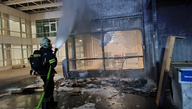 Durch das Feuer sprangen die Glasfenster der Schule. (Bild: Feuerwehr Höchst)
