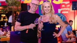 Peter Stöger mit Frau Ulrike Kriegler im VIP-Bereich am Wiener Heumarkt. (Bild: Mario Urbantschitsch)