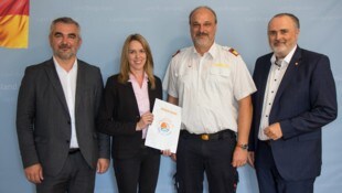 Übergabe der Freikarten: Landesrat Dorner, Geschäftsführerin Klawatsch, Landeskommandant Franz ...