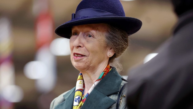 Just three weeks after her accident with a horse, Princess Anne, who is still scarred from the incident, made her first appearance. Even Kate and William took their hats off. (Bild: picturedesk.com/ROTA / Camera Press)