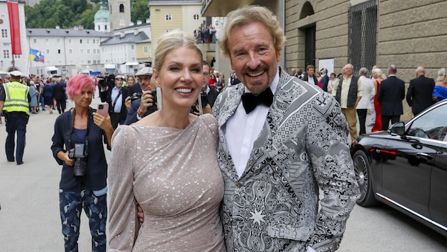 Thomas Gottschalk und seine Verlobte Karina Mroß besuchen die Festspiele regelmäßig. Sie nächtigen im Hotel Schloss Mönchstein von Hans-Peter Wild. (Bild: Tschepp Markus)