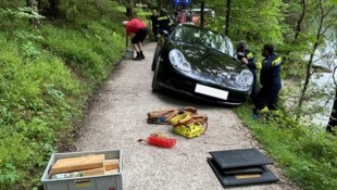 Mit zwei Greifzügen und einem Hebekissen konnte der Wagen wieder auf den Gehweg verfrachtet werden (Bild: FF Altaussee)