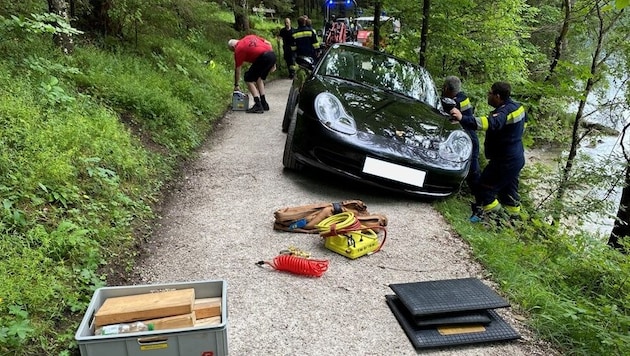 Two grapple hoists and a lifting bag were used to get the car back onto the sidewalk (Bild: FF Altaussee)