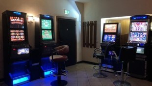 Offiziell darf es Automaten nur in Casinos geben – doch es gibt Hunderte in illegalen Lokalen.