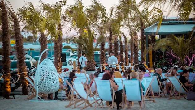 Beach loungers, hanging chairs, palm trees, sand between your toes, a pleasant breeze and a cool drink in your hand: a great way to spend the summer. (Bild: Seven GmbH.)