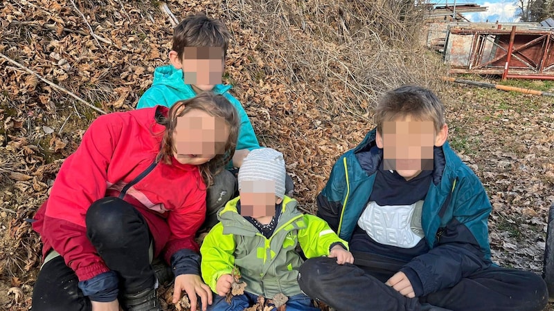 A picture from happier days: Tobias with his three siblings, who also support the eleven-year-old in his wheelchair. (Bild: zVg, Krone KREATIV)