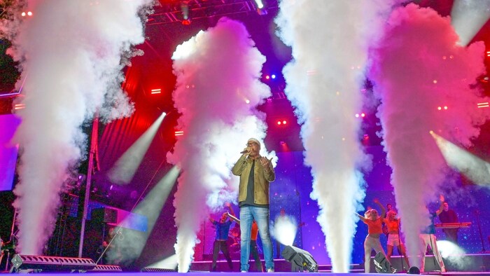 Spezialeffekte auch beim Auftritt von DJ Ötzi, der kurz auch einmal eingenebelt wurde.