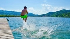 Nicht nur der Sprung in den See bringt Erfrischung, im Urlaubsland Kärnten gibt es dafür noch viele weitere Möglichkeiten. (Bild: Evelyn Hronek/EVELYN HRONEK)