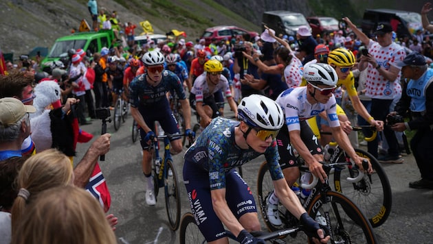 In den Pyrenäen stand am Samstag eine harte Etappe der diesjährigen Tour de France an.  (Bild: AP ( via APA) Austria Presse Agentur/ASSOCIATED PRESS)