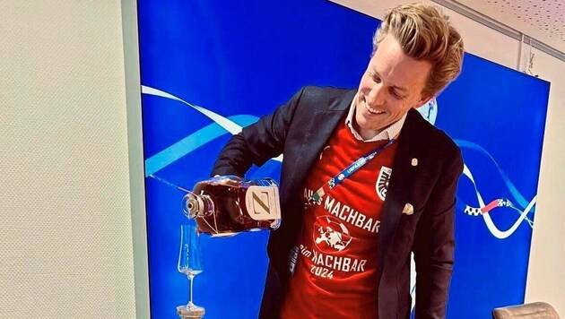 Andy Rock beruhigt mit seinen Ziegler-Schnäpsen auch beim EURO-Finale die Nerven der Fans.