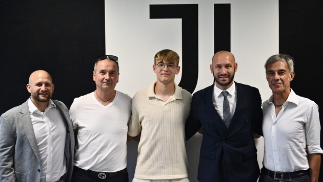 David Puczka (3rd from right) with Juve sports director Claudio Chiellini (2nd from right). (Bild: 2024 Stefano Guidi/Juventus)