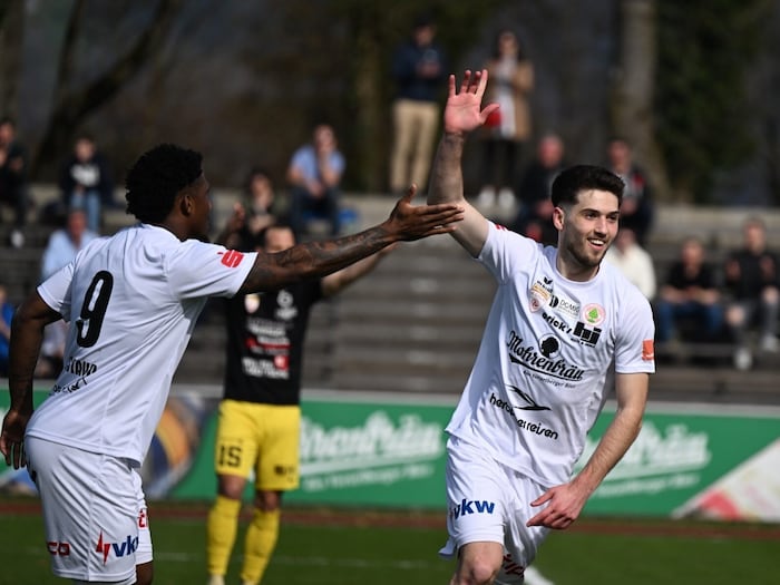 Noa Mathis (rechts, im Bild mit Ex-Dornbirner Gustavo Santos), ist bisher einer der wenigen Spieler der Rothosen mit Erfahrung in einer Profiliga.