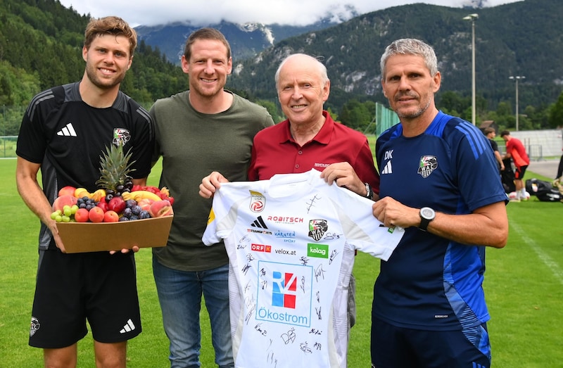 "Küh" and "Baumi" were delighted to receive fresh fruit from Arno (Mi/re.) and Rene Robitsch in Windischgarsten. (Bild: F. Pessentheiner)