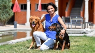 Irmgard Pavlik kümmert sich in ihrem „Hundehotel Dog-Care“ liebevoll um die Vierbeiner, während ...