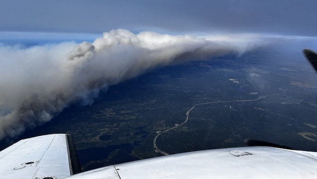 A view of the out-of-control forest fire north-east of the city of Walbush (Bild: AFP/Simon Contant)