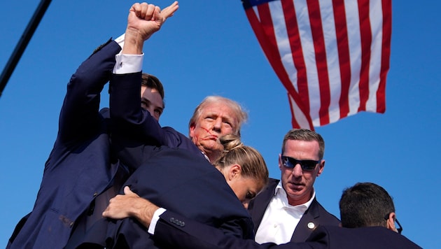 Trump zeigte sich nach dem Attentatsversuch kämpferisch. (Bild: AP ( via APA) Austria Presse Agentur/Copyright 2024 The Associated Press. All rights reserved)