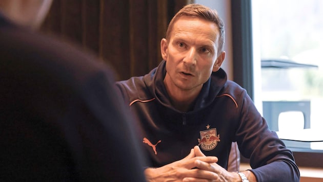 Salzburg-Trainer Pep Lijnders hat nur drei Spieler im Kader, die für den ÖFB auflaufen könnten. (Bild: Tröster Andreas/Kronen Zeitung)