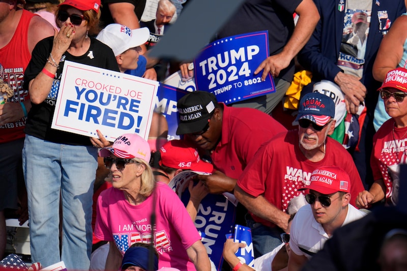 What to do? Duck, run away or lie down? Trump fans feared for their lives. (Bild: AP ( via APA) Austria Presse Agentur/Gene J. Puskar)