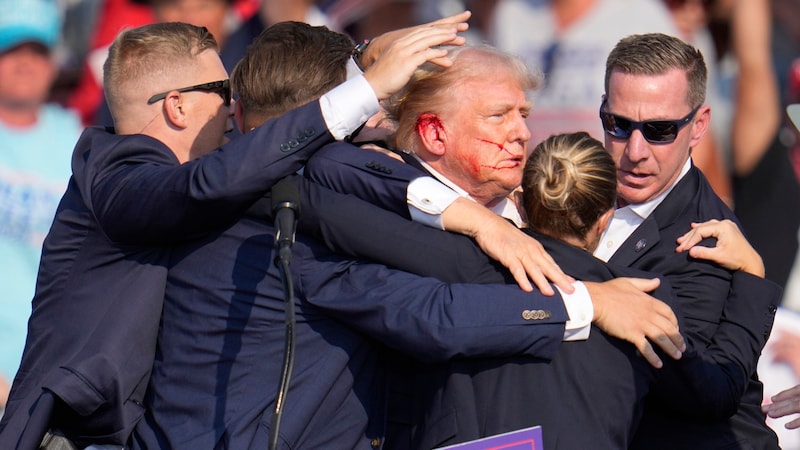 Der Secret Service bildete einen menschlichen Schutzschild. (Bild: AP ( via APA) Austria Presse Agentur/Gene J. Puskar)