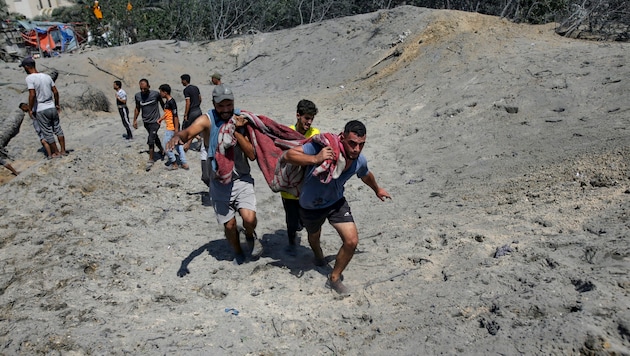 Nach einem Angriff Israels im Süden des Gazastreifens will dieHamas die Verhandlungen über eine Feuerpause vorerst abbrechen. (Bild: APA/AP Photo/Jehad Alshrafi)