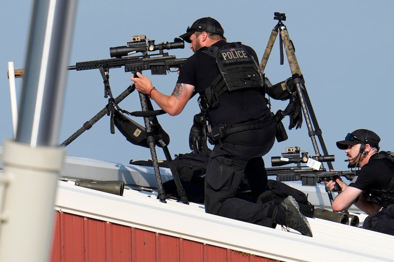 The snipers "neutralized" the suspected assassin. (Bild: AP ( via APA) Austria Presse Agentur/Gene J. Puskar)