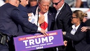 Donald Trump wenige Augenblicke nach den Schüssen.
