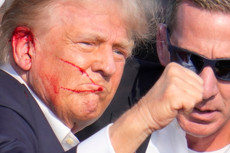 „Kämpft! Kämpft! Kämpft!“, rief Trump – nur Momente davor durch eine Kugel am Ohr verletzt – seinen Anhängern zu. (Bild: AP/Gene J. Puskar)
