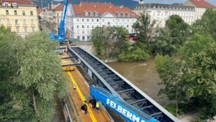 Am Sonntagmorgen wurde das Brückenteil eingehoben