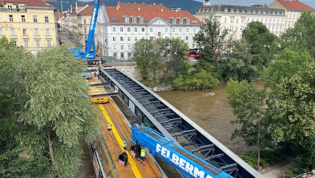 Am Sonntagmorgen wurde das Brückenteil eingehoben (Bild: Holding Graz)