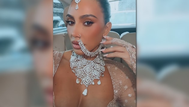 Kim Kardashian wore mega bling for the 600 million Mumbai wedding that would make even the Royal Family green with envy. (Bild: instagram.com/kimkardashian)