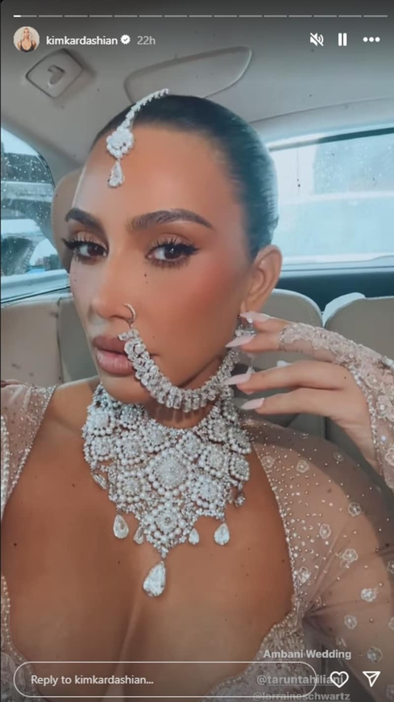 Kim Kardashian zeigte in ihren Instagram-Storys nicht nur ihr Mega-Dekolleté, sondern vor allem ihre Mega-Klunker. (Bild: instagram.com/kimkardashian)