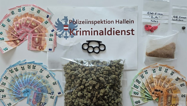 Pure coincidence: officers seized drugs, cash and a knuckleduster. (Bild: LPD Salzburg)