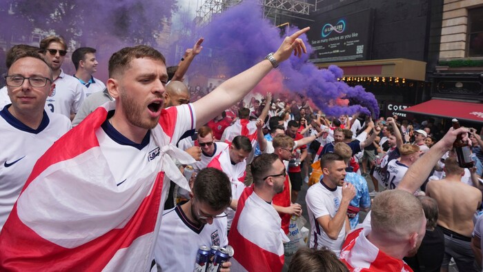 Englische Fans auf dem Trafalgar Square in London.