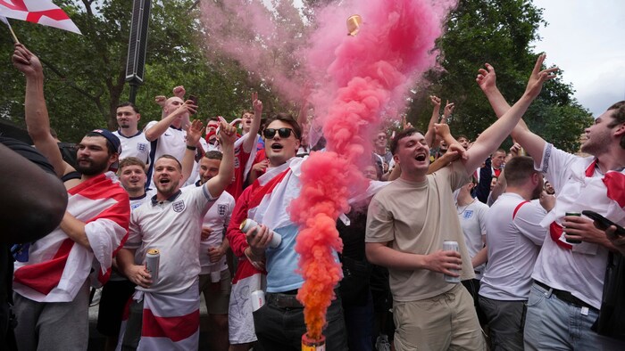 Englische Fans auf dem Trafalgar Square in London.