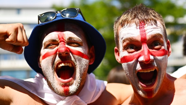 English fans get in the mood for the final in Berlin. (Bild: APA/dpa/Tom Weller)