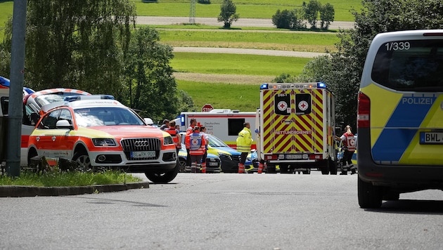 Rettungsdienste und Polizeikräfte stehen an einer Straße bei einem Einsatz in Albstadt-Lautlingen. (Bild: APA Pool/dpa/Jannik Nölke)