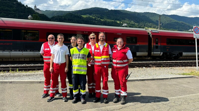 Das Team des Roten Kreuz am Bahnhof Unzmarkt (Bild: Rotes Kreuz)