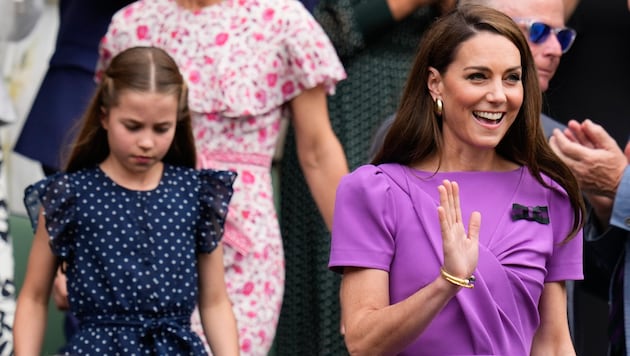 Prinzessin Kate wurde bei ihrem Auftritt in Wimbledon mit Standing Ovations begrüßt (Bild: APA/AP Photo/Kirsty Wigglesworth)