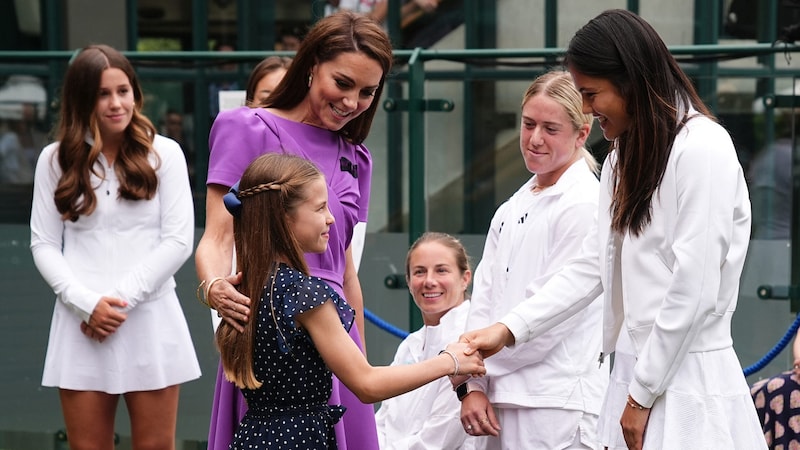 Kate und Charlotte trafen vor dem Match die Tennisstars. (Bild: APA/AFP/POOL/Aaron Chown)