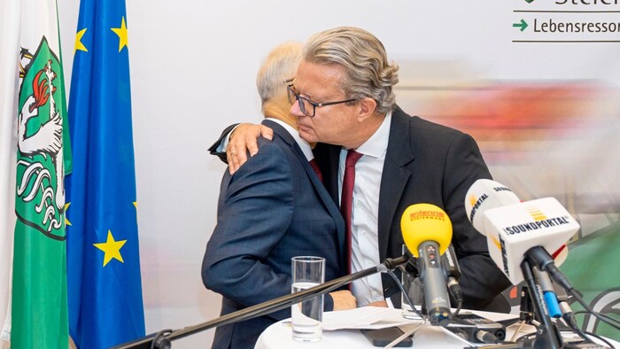 Abschied: LH Christopher Drexler und Seitinger bei dessen Rücktritt im Oktober 2023, bereits schwer gezeichnet von seiner Krankheit