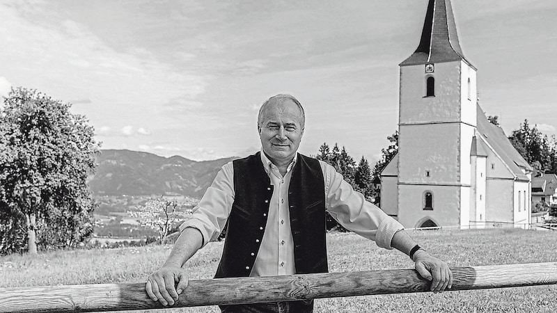 Shirt-sleeved politician: Hans Seitinger in front of the Maria Rehkogel pilgrimage church in his home municipality of Frauenberg (Bild: ©Oliver Wolf)