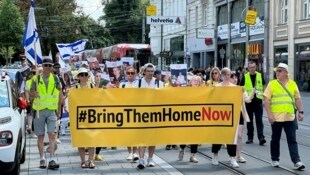 Mindestens 200 Teilnehmer marschierten am Sonntagnachmittag friedlich durch Linz, um gegen Hass auf Israel aufzutreten.  (Bild: Loy Robert/Robert Loy)