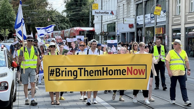 Mindestens 200 Teilnehmer marschierten am Sonntagnachmittag friedlich durch Linz, um gegen Hass auf Israel aufzutreten.  (Bild: Loy Robert/Robert Loy)