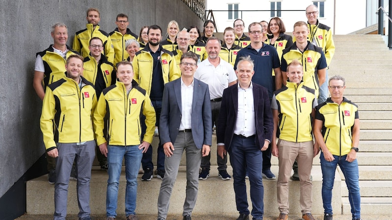 The members of BEL-Schwaz with BH Michael Brandl and exercise leader Elmar Rizzoli (center). (Bild: Land Tirol/Pölzl)