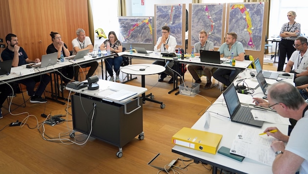 The Schwaz district operations management team collected and processed a wide range of information, which subsequently served as a basis for decision-making. (Bild: Land Tirol/Pölzl)