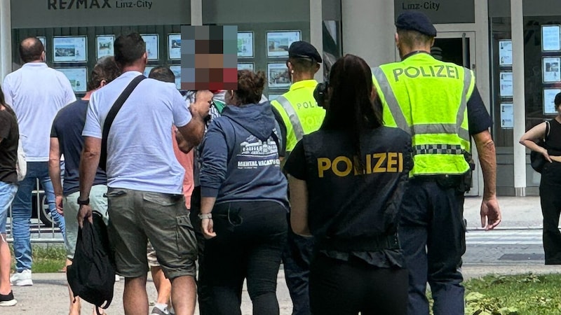 Beamte in Zivil und Kollegen in Uniform waren rasch zur Stelle und versperrten dem Mann den Weg. Er wurde zunächst festgehalten, nach der Überprüfung seiner Daten durfte er sich aber wieder frei bewegen.  (Bild: Krone KREATIV)