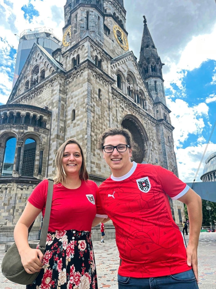 Ingalisa und Klaus aus Wien vor der Wilhelm-Kirche.