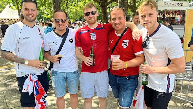 Michael und Christoph aus Salzburg mit englischen Fans vor dem Match. (Bild: Peter Moizi)