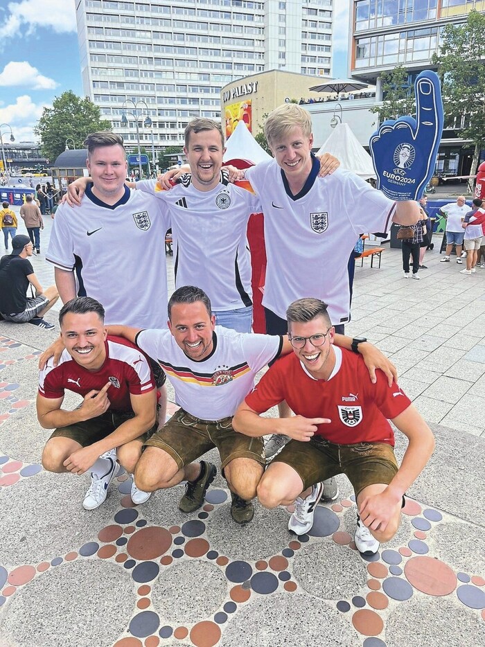 Sechs Freunde aus dem Lungau in verschiedenen Team-Trikots.