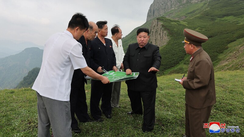 Leader Kim Jong Un in a propaganda photo from North Korea (Bild: AFP)